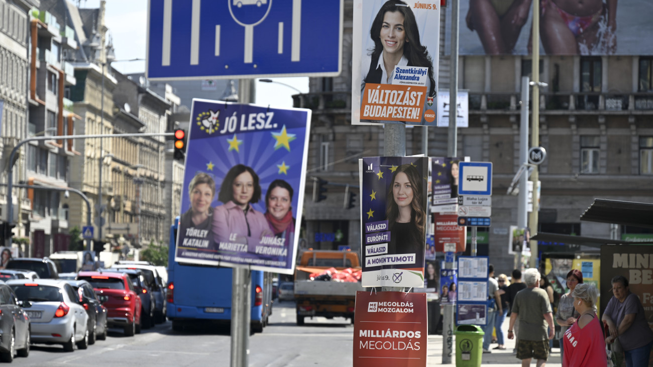 Szentkirályi Alexandra, a Fidesz-KDNP főpolgármester-jelöltjének (jobbra, fent), a Momentum (j, k), a Megoldás Mozgalom (j, lent), valamint a Magyar Kétfarkú Kutya Párt (b) választási plakátja a Blaha Lujza téren 2024. június 6-án. Az Európai Parlament tagjainak, valamint a helyi önkormányzati képviselők és polgármesterek, továbbá a nemzetiségi önkormányzati képviselők megválasztása 2024. június 9-én lesz Magyarországon.