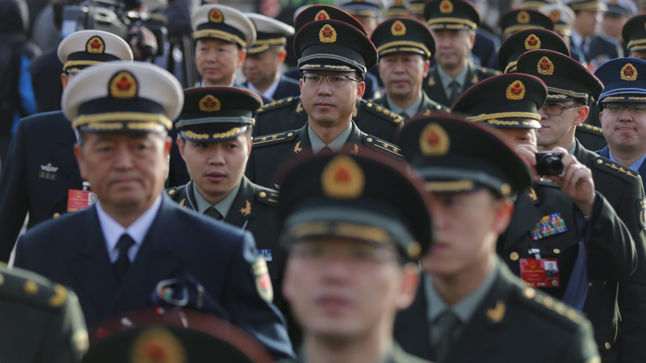 Peking, 2016. március 5.A Kínai Népi Felszabadító Hadsereg katonái érkeznek a pekingi Nagy Népi Csarnokba a kínai Országos Népi Gyűlés éves ülésszakának nyitónapján, 2016. március 5-én. (MTI/EPA/Vu Hong)