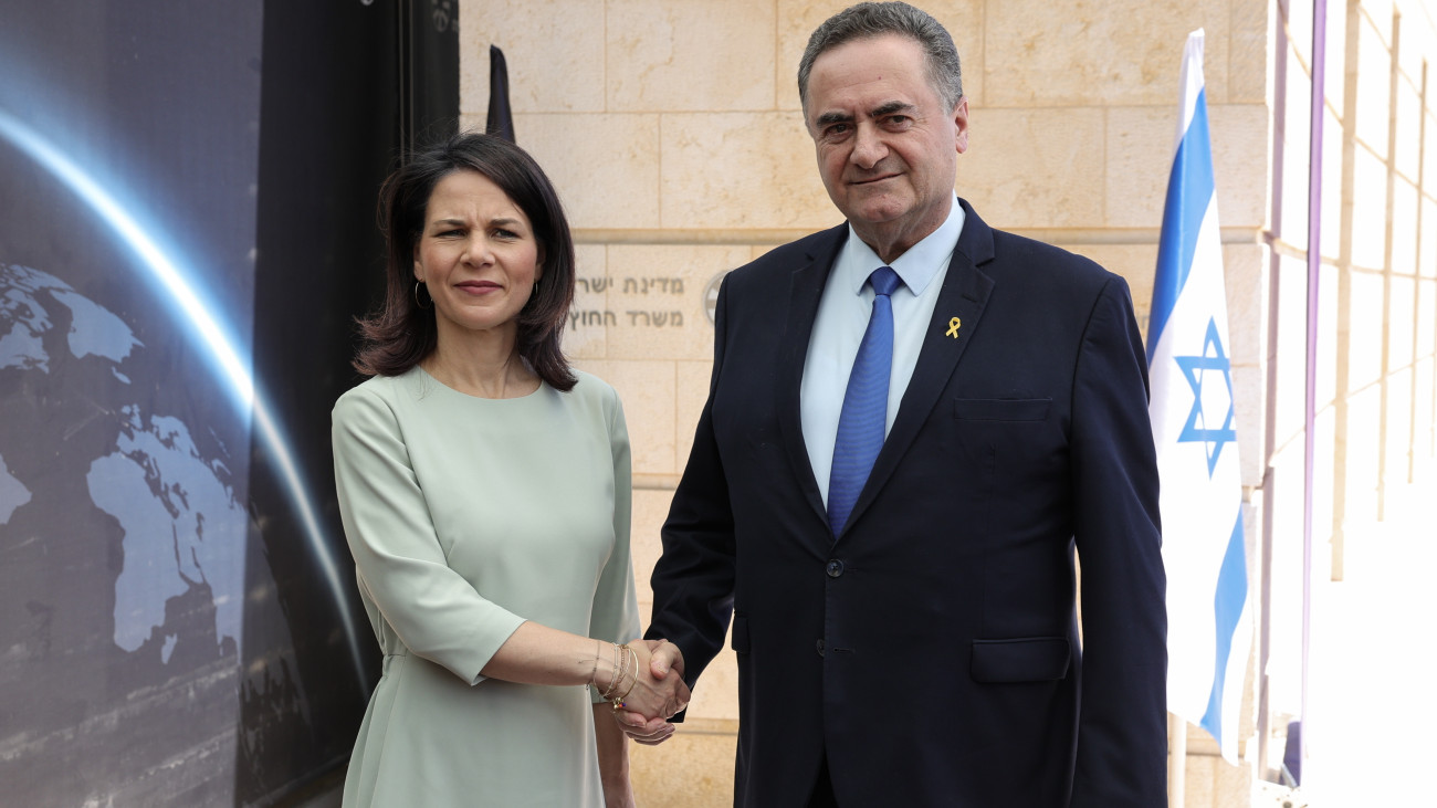 Jiszráel Kac izraeli külügyminiszter (j) német partnerét, Annalena Baerbockot fogadja Jeruzsálemben 2024. június 25-én.
