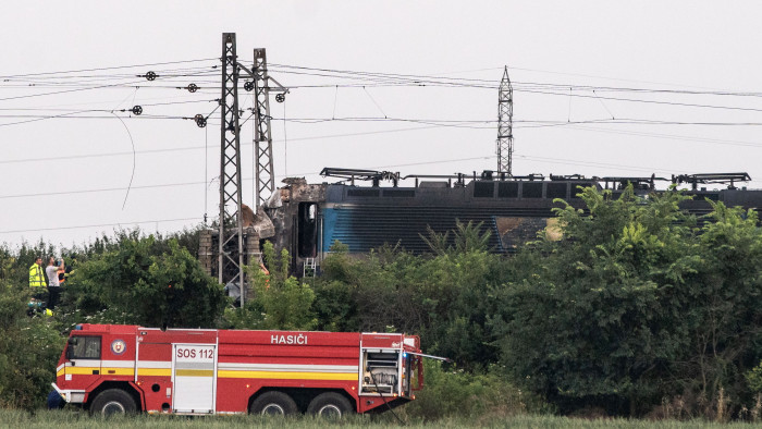 Emberi mulasztás, de nem a vonatvezető okozta a szlovákiai vonatkatasztrófát