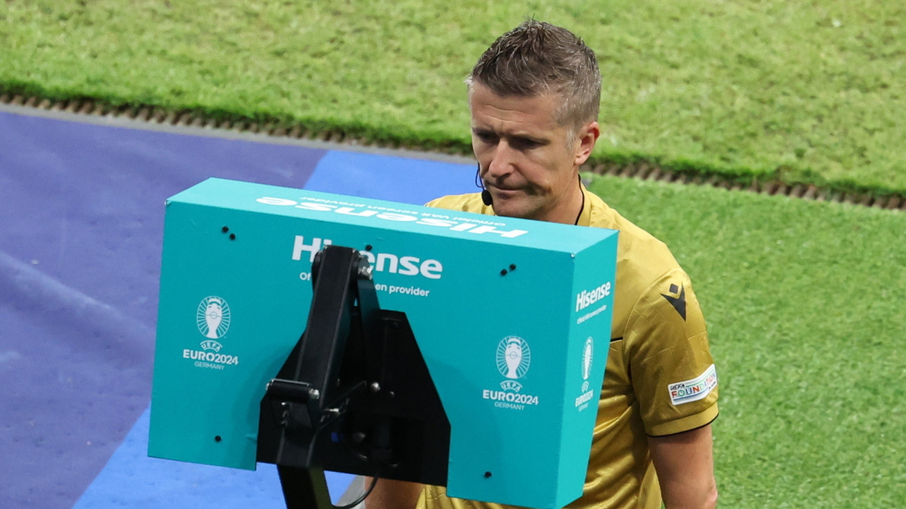 Daniele Orsato olasz játékvezető a videóbíró képernyőjét nézi a németországi labdarúgó Európa-bajnokság A csoportjának harmadik fordulójában játszott Svájc-Németország mérkőzésen a frankfurti Waldstadionban 2024. június 23-án.