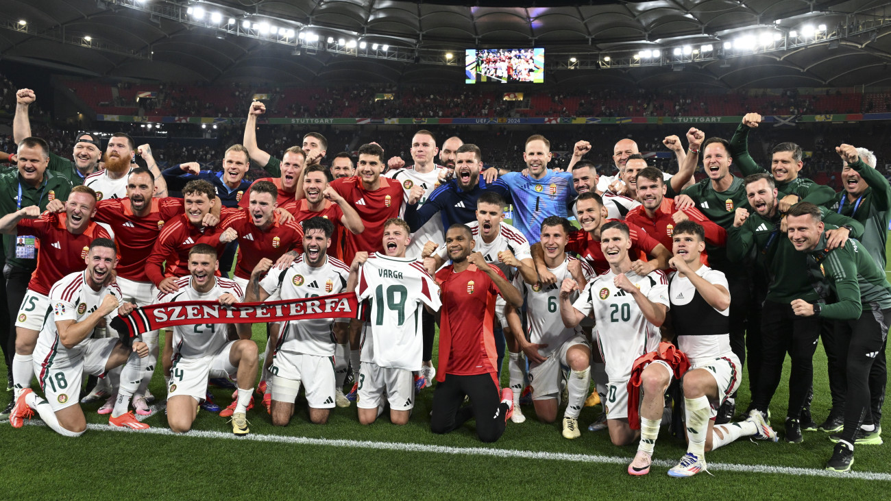 A magyar csapat ünnepli győzelmét a labdarúgó Európa-bajnokság A csoportjának harmadik, utolsó fordulójában játszott Skócia - Magyarország mérkőzés végén a stuttgarti MHP Arénában 2024. június 23-án. A magyar válogatott a 101. percben szerzett góllal 1-0-ra legyőzte Skóciát, ezzel megőrizte esélyét a nyolcaddöntőbe jutásra.