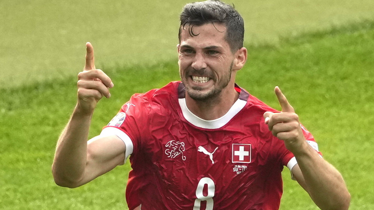 A svájci Remo Freuler ünnepli gólját a németországi labdarúgó Európa-bajnokság nyolcaddöntőjének Svájc-Olaszország mérkőzésén a berlini Olimpiai Stadionban 2024. június 29-én.