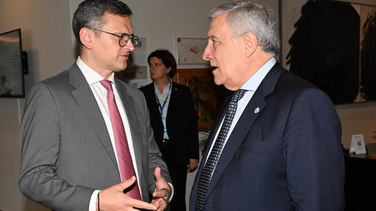 Dmitro Kuleba ukrán (b) és Antonio Tajani olasz külügyminiszter a Dubrovniki Fórum nevű nemzetközi kül- és biztonságpolitikai találkozón Dubrovnikban 2024. június 29-én.
