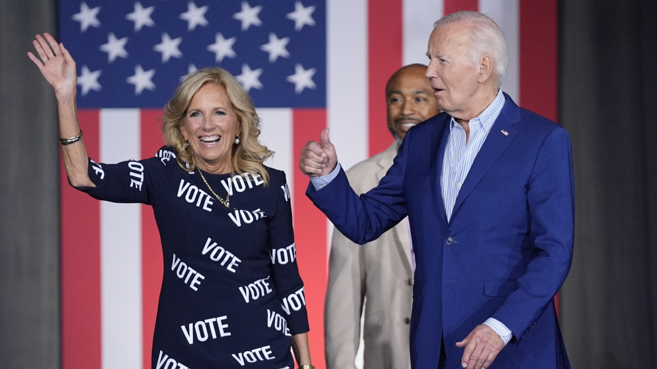 Joe Biden demokrata párti amerikai elnök és felesége, Jill Biden egy kampányrendezvényen az észak-karolinai Raleigh-ben 2024. június 28-án. Az elnökválasztást november 5-én tartják az Egyesült Államokban.