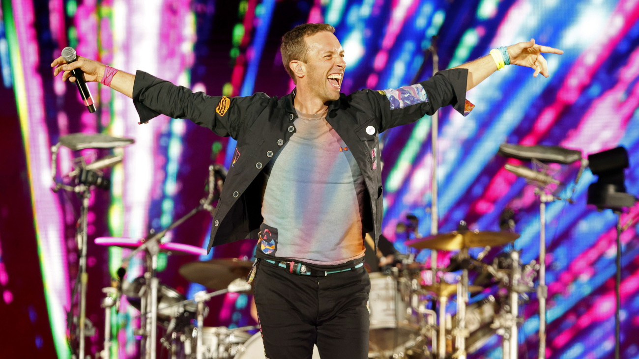 Chris Martin, a brit Coldplay alternatívrock-zenekar énekes-dalszerzője az együttes Music of the Spheres (Szférák zenéje) című világkörüli turnéjának bogotái állomásán 2022. szeptember 16-án. A koncertkörúton a Coldplay a 2021. október 15-én, azonos névvel megjelent kilencedik stúdióalbumát mutatja be.
