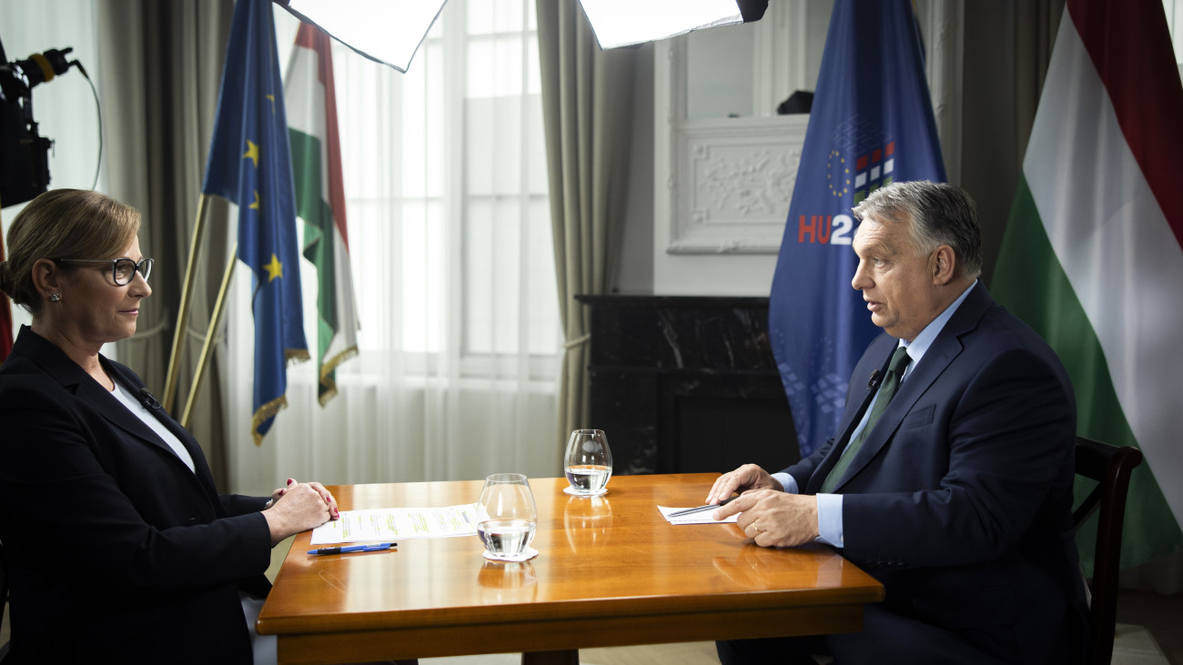 A Miniszterelnöki Sajtóiroda által közreadott képen Orbán Viktor miniszterelnök interjút az M1 aktuális csatornának Brüsszelben 2024. július 1-jén. Balra Volf-Nagy Tünde műsorvezető. Magyarország július 1-től december 31-ig tölti be az Európai Unió Tanácsának soros elnöki tisztségét.
