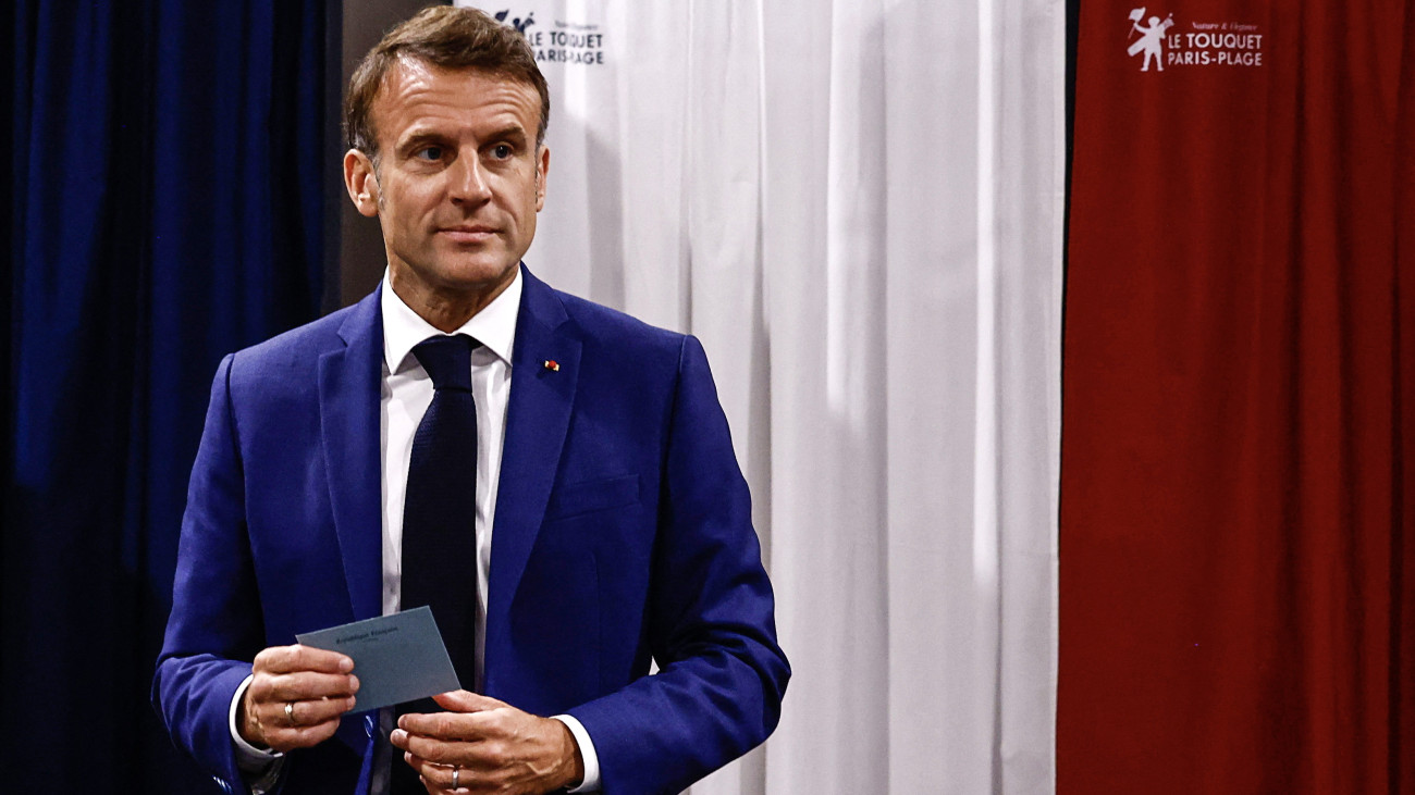 Emmanuel Macron francia elnök (j) leadja szavazatát az előrehozott parlamenti választások első fordulójában Le Touquet-Paris-Plage településen 2024. június 30-án. A több mint 49 millió választópolgár a francia parlament, a nemzetgyűlés alsóházának 577 képviselőjét választja meg öt évre.