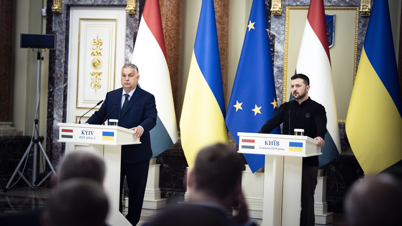 A Miniszterelnöki Sajtóiroda által közreadott képen Orbán Viktor miniszterelnök (b) és Volodimir Zelenszkij ukrán elnök a tárgyalásuk után tartott sajtótájékoztatón Kijevben 2024. július 2-án.