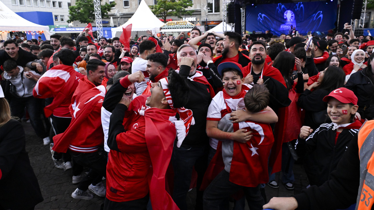 Török szurkolók a németországi labdarúgó Európa-bajnokság nyolcaddöntőjében játszott Ausztria-Törökország mérkőzést nézik a dortmundi szurkolói zónában 2024. július 2-án.
