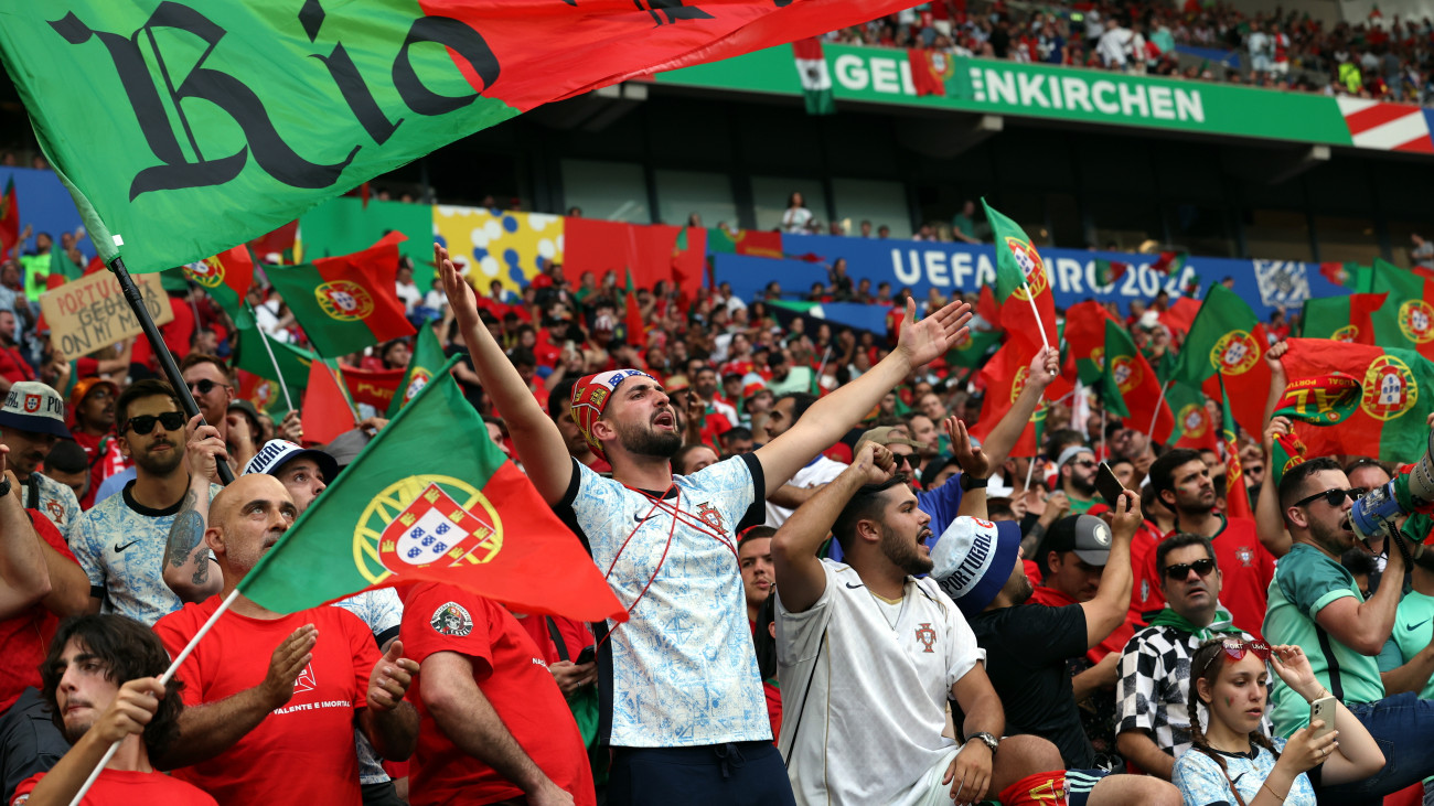 Portugál szurkolók a németországi labdarúgó Európa-bajnokság F csoportja harmadik fordulójának Georgia-Portugália mérkőzése előtt a gelsenkircheni AufSchalke Arénában 2024. június 26-án.