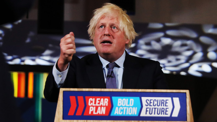 A „nehézbomba” Boris Johnsonnal mentik a menthetőt a toryk
