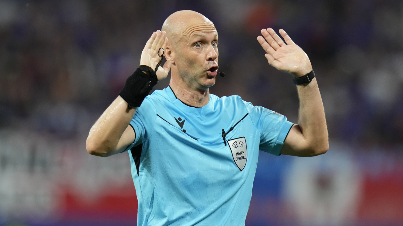 Anthony Taylor angol játékvezető a németországi labdarúgó Európa-bajnokság D csoportjában játszott Hollandia-Franciaország mérkőzésen a lipcsei RB Arénában 2024. június 21-én.