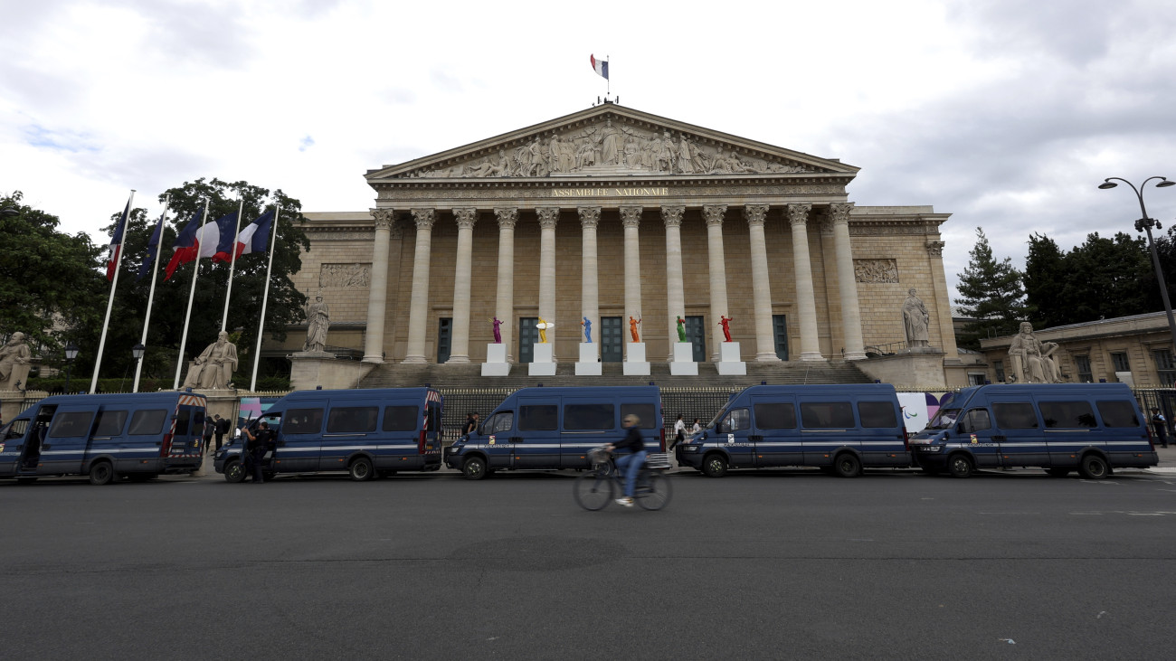 Rendőrségi kisbuszok a nemzetgyűlés párizsi épülete előtt a francia parlamenti választások második fordulójának napján, 2024. július 7-én..