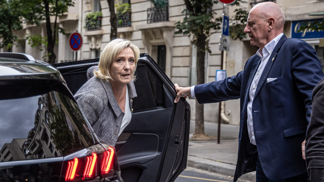 Marine Le Pen, az ellenzéki Nemzeti Tömörülés párt vezéralakja a párt párizsi székházába érkezik 2024. július 8-án, a francia parlamenti választások második fordulójának másnapján. A Nemzeti Tömörülés a harmadik legtöbb szavazatot kapta.