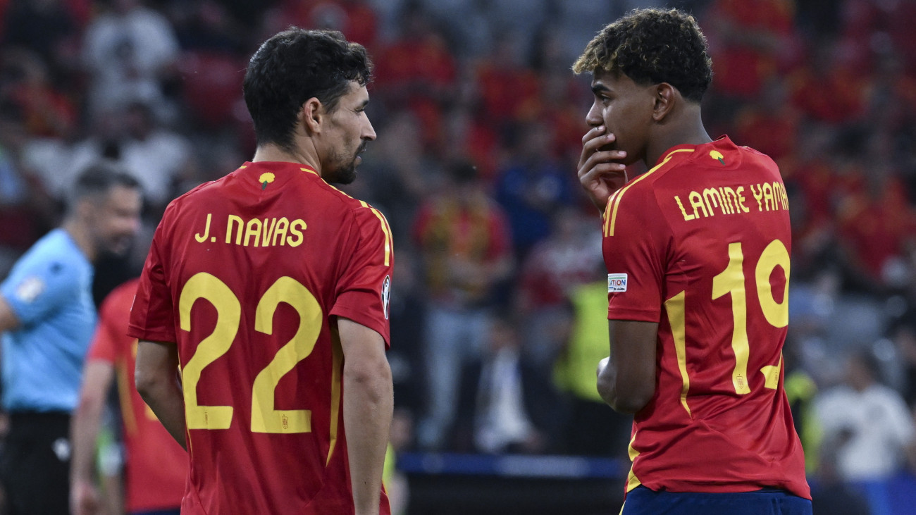 A spanyol Jesús Navas (b) és Lamine Yamal a németországi labdarúgó Európa-bajnokság elődöntőjében játszott Spanyolország - Franciaország mérkőzésen a müncheni Allianz Arénában 2024. július 9-én.
