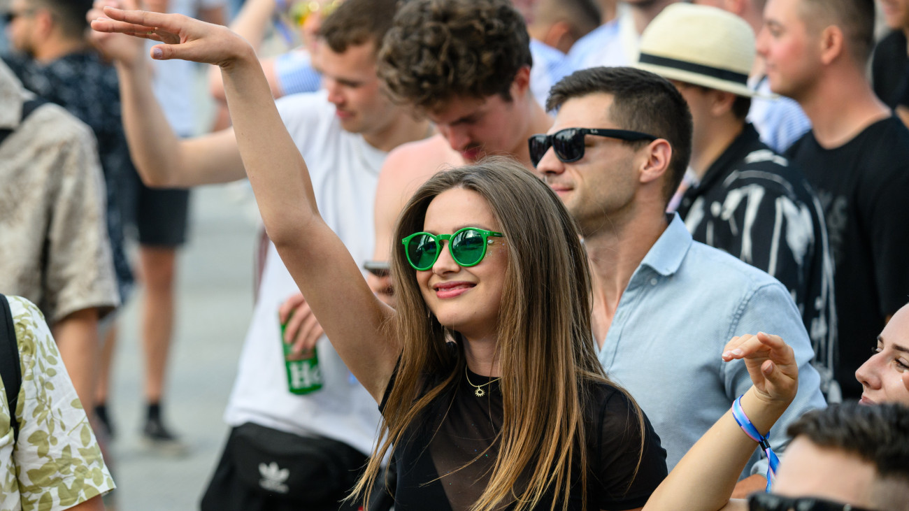 Fesztiválozók a zamárdi Balaton Sound nyitónapján, 2024. július 3-án. A fesztivált 2024. július 3-6. között rendezik a Balaton-parti településen.