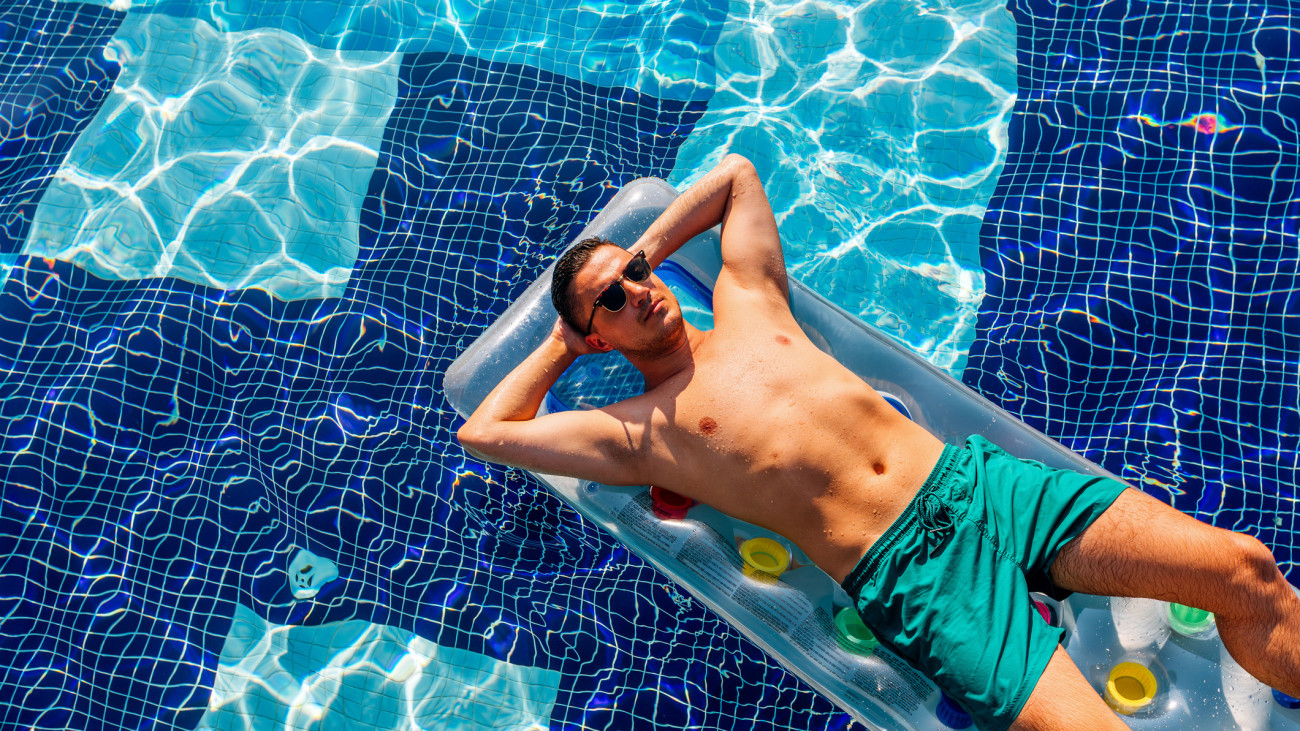 hőség kánikula strand nyaralás medence fürdő napozás fürdőruha pihenés relaxáció lazítás