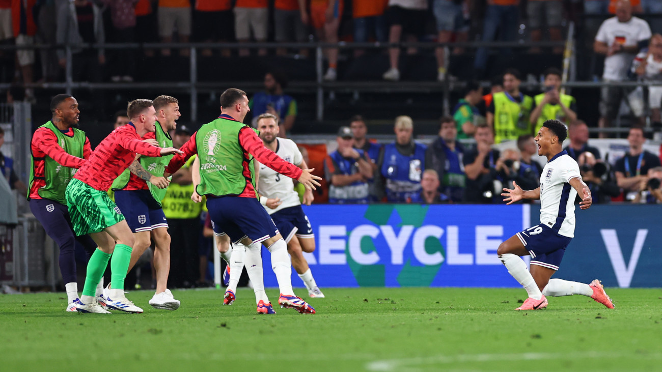 DORTMUND, GERMANY - JULY 10: Ollie Watkins of England celebrates with the team after scoring a goal to make it 1-2 during the UEFA EURO 2024 semi-final match between Netherlands and England at Football Stadium Dortmund on July 10, 2024 in Dortmund, Germany. (Photo by Robbie Jay Barratt - AMA/Getty Images)