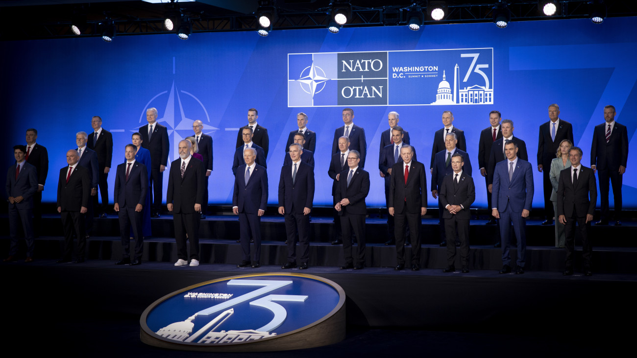 A Miniszterelnöki Sajtóiroda által közreadott képen Orbán Viktor miniszterelnök (középső sor j3) a NATO washingtoni csúcstalálkozója résztvevőinek csoportképén 2024. július 10-én. Elöl középen Joe Biden amerikai elnök (b5), mellette jobbról Jens Stoltenberg NATO-főtitkár (b6).
