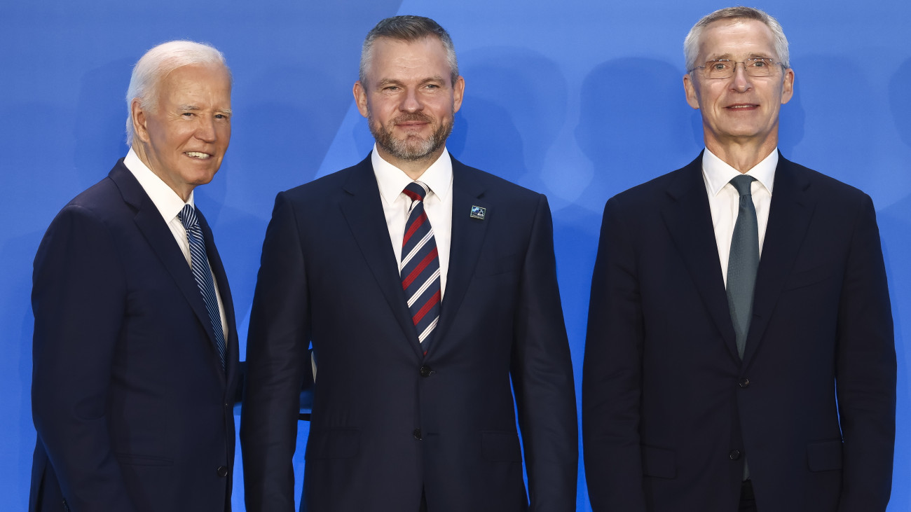 Joe Biden amerikai elnök (b) és Jens Stoltenberg NATO-főtitkár (j) a NATO washingtoni csúcstalálkozójának ülésére érkező Peter Pellegrini szlovák elnököt fogadja 2024. július 10-én. A védelmi szervezetet 75 évvel korábban, 1949. április 4-én alapították az amerikai fővárosban.