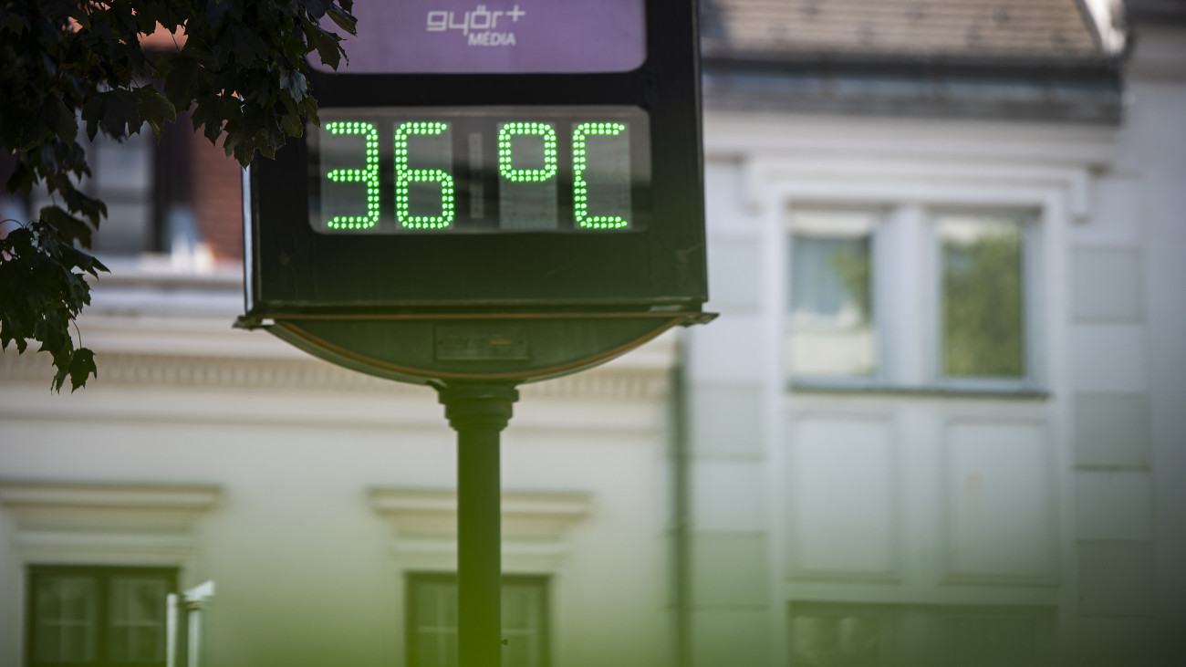 36 Celsius-fok olvasható egy kijelzőn a harmadfokú hőségriadó idején a győri Baross Gábor utcában 2024. július 11-én.