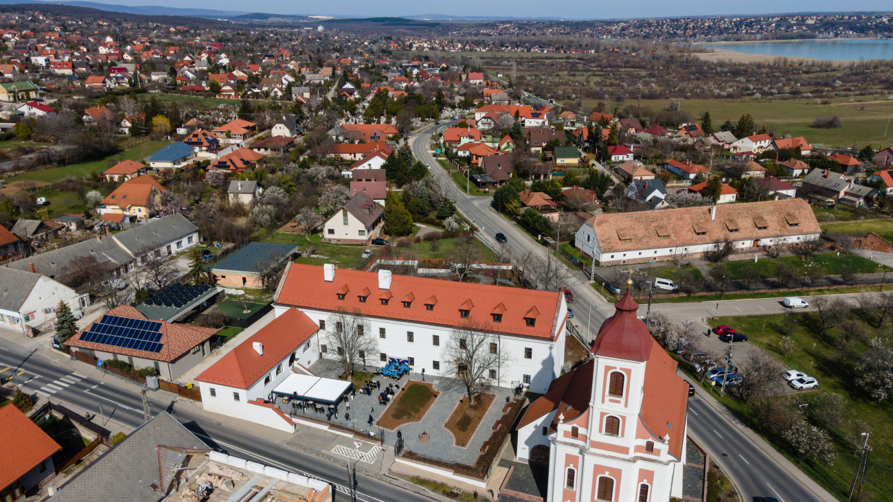 A balatonalmádi-vörösberényi Kolostorkertben kialakított közösségi tér az átadás napján, 2023. március 17-én. A helyszínen sajtótájékoztatót tartottak a Veszprém-Balaton 2023. Európa Kulturális Fővárosa (EKF) programsorozat helyi rendezvényeiről.