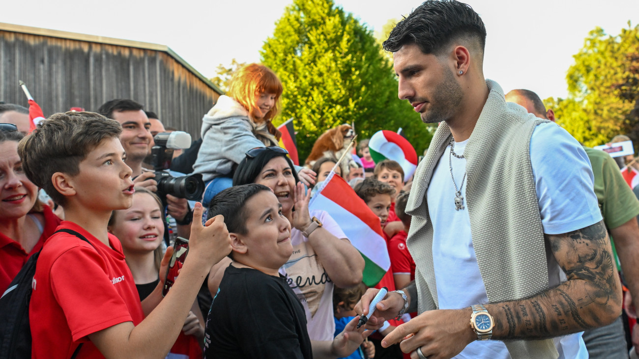 Szoboszlai Dominik, a németországi labdarúgó Európa-bajnokságon részt vevő magyar válogatott játékosa (j) érkezés után a csapat szálláshelyén a németországi Weiler-Simmerbergben 2024. június 10-én.