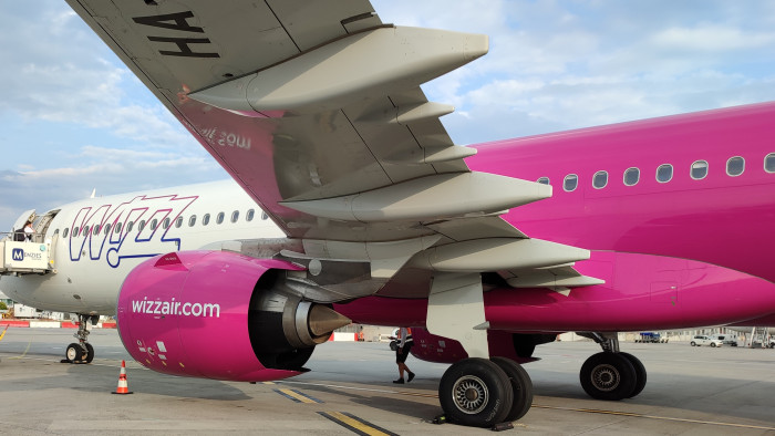 A Wizz Air magyarázza a bizonyítványát, de a hőségre is mutogat