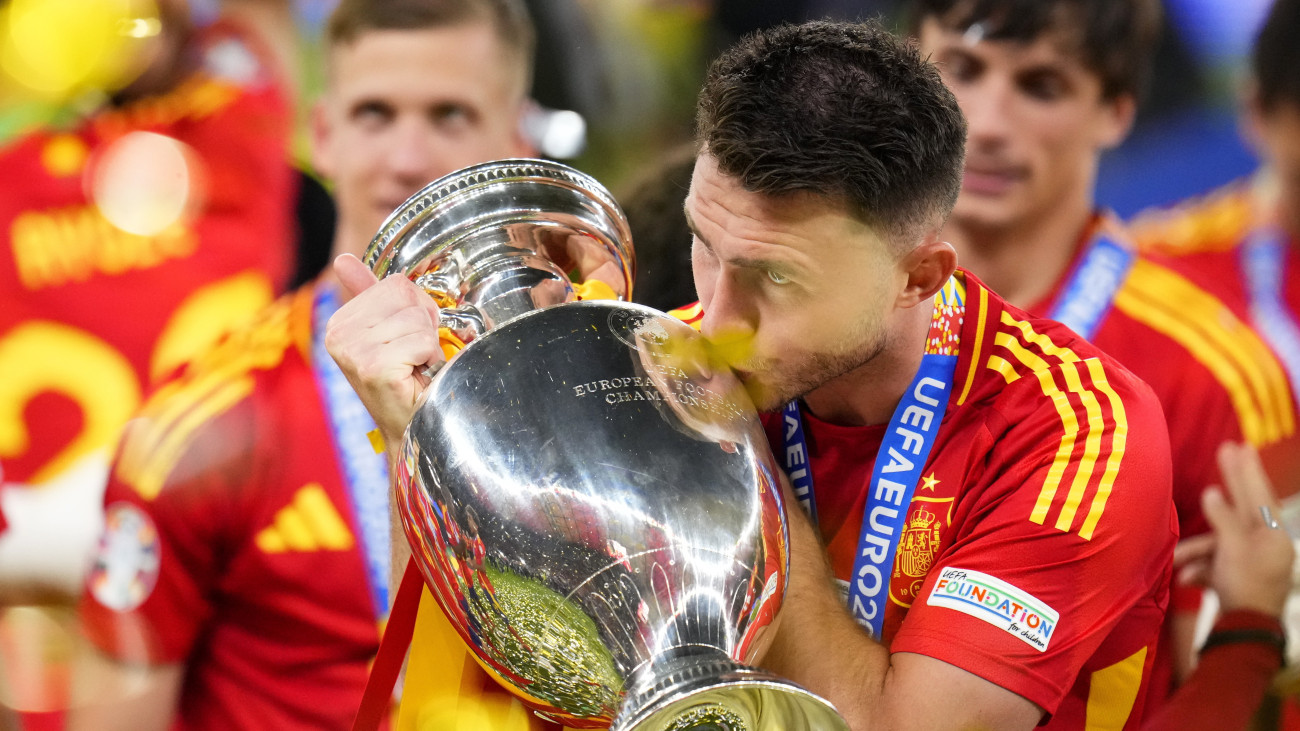 A spanyol Aymeric Laporte a labdarúgó Európa-bajnokság trófeájával, az Henri Delaunay-kupával a 2024-es németországi labdarúgó Európa-bajnokság döntőjében játszott Spanyolország-Anglia mérkőzést követő díjátadón a berlini Olimpiai Stadionban 2024. július 14-én. Spanyolország 2-1-re győzött, és negyedszer nyerte meg a kontinensviadalt.