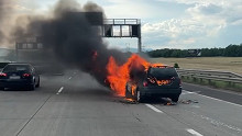 Lángoló kocsi gurult a közlekedők közé az M0-son – videó