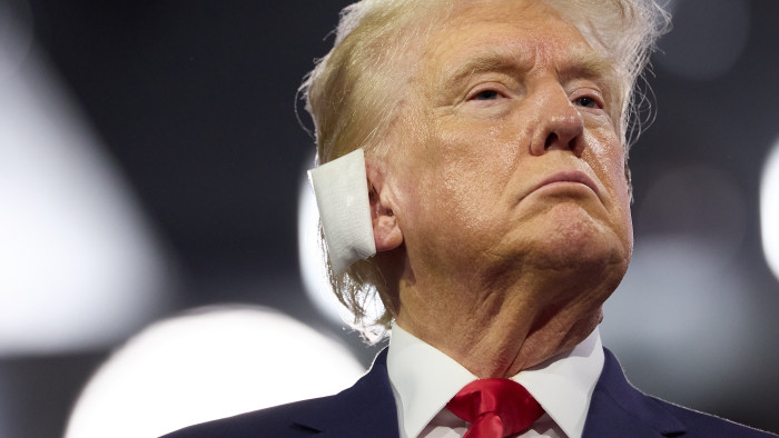 Kötéssel a fülén, ikonikussá vált mozdulattal jelent meg Donald Trump – videó