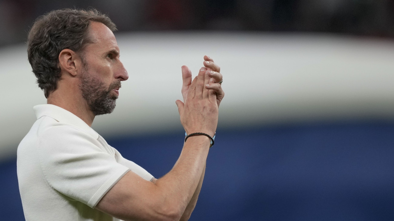 Gareth Southgate angol szövetségi kapitány tapsol a 2024-es németországi labdarúgó Európa-bajnokság döntőjében játszott Spanyolország-Anglia mérkőzés végén a berlini Olimpiai Stadionban 2024. július 14-én. Spanyolország 2-1-re győzött, és negyedszer nyerte meg a kontinensviadalt.