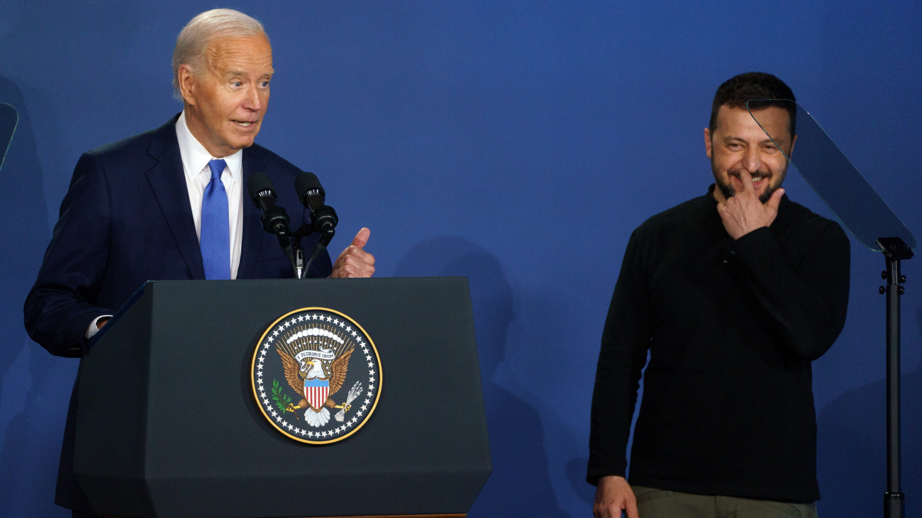 Joe Biden amerikai elnök beszédet mond Volodimir Zelenszkij ukrán elnök mellett a NATO-Ukrajna Tanácsnak a NATO washingtoni csúcstalálkozójának keretében tartott ülése után 2024. július 11-én. Biden újabb katonai támogatást jelentett be Ukrajna számára 225 millió dollár értékben.