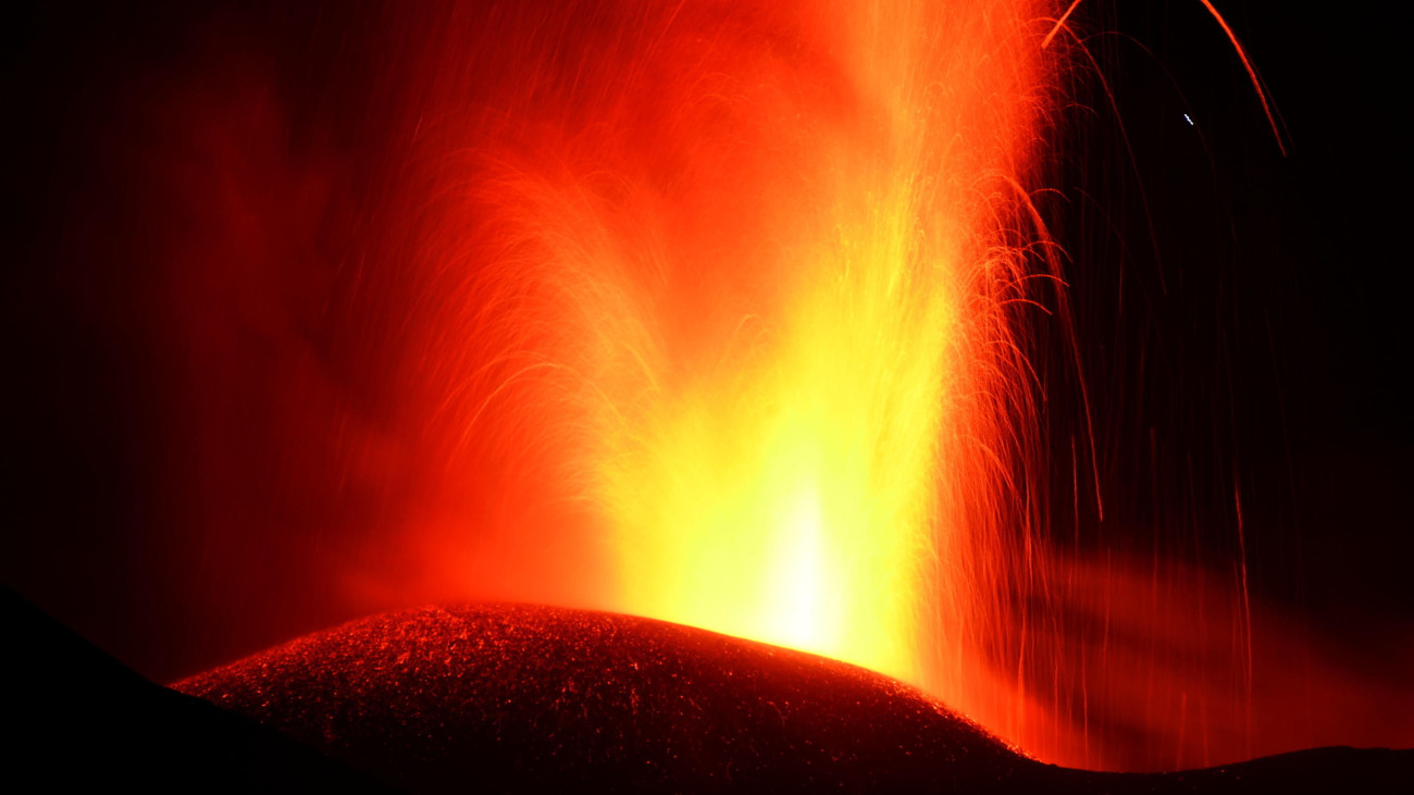 Izzó lávát és hamut lövell ki az Etna tűzhányó Szicíliában 2024. július 15-én. A kráterből feltörő füstoszlop magassága körülbelül 6000 méter volt.