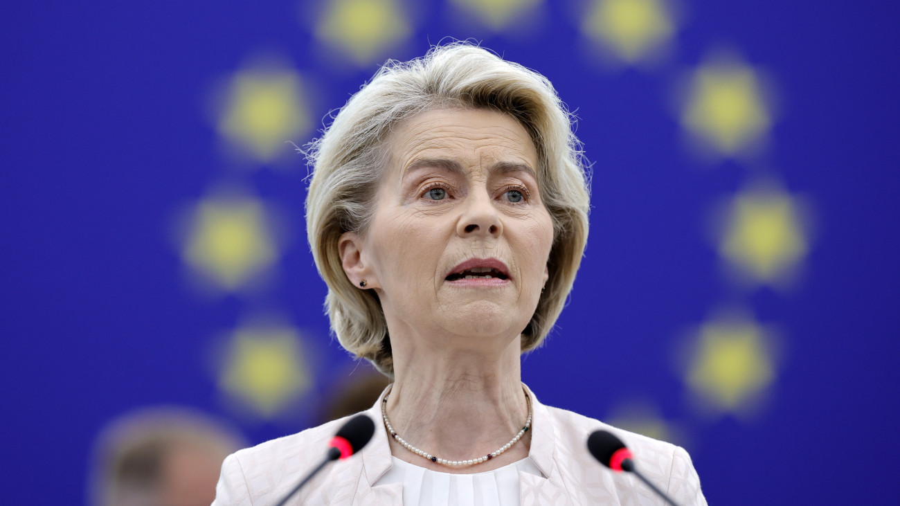 Ursula von der Leyen, az Európai Bizottságnak az Európai Néppárt (EPP) által újraválasztásra jelölt eddigi elnöke a választás előtt az Európai Parlament plenáris ülésén Strasbourgban 2024. július 18-án.