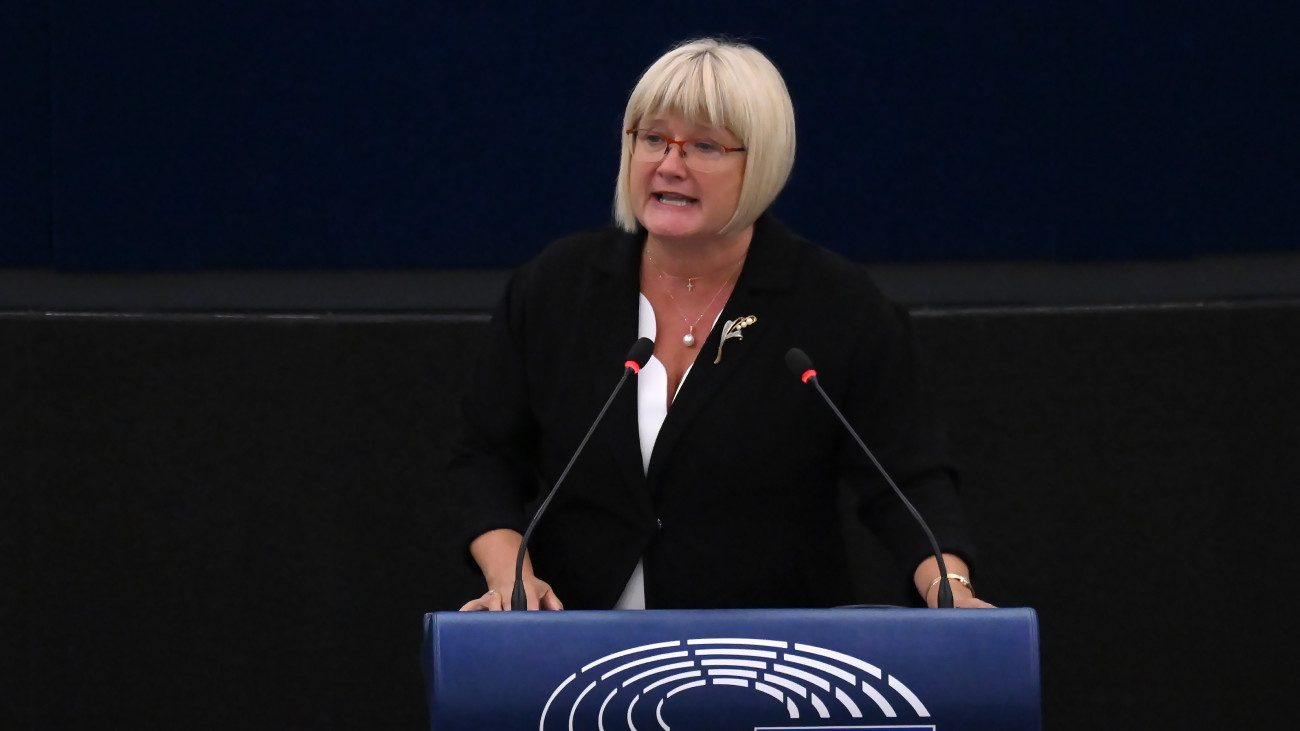 Gál Kinga, a Fidesz-KDNP EP-delegációjának elnöke, a Patrióták Európáért frakció első alelnöke felszólal az Európai Parlament plenáris ülésén Strasbourgban 2024. július 18-án. Az ülésen szavaznak Ursula von der Leyen, az Európai Bizottságnak az Európai Néppárt (EPP) által újraválasztásra jelölt eddigi elnökéről.