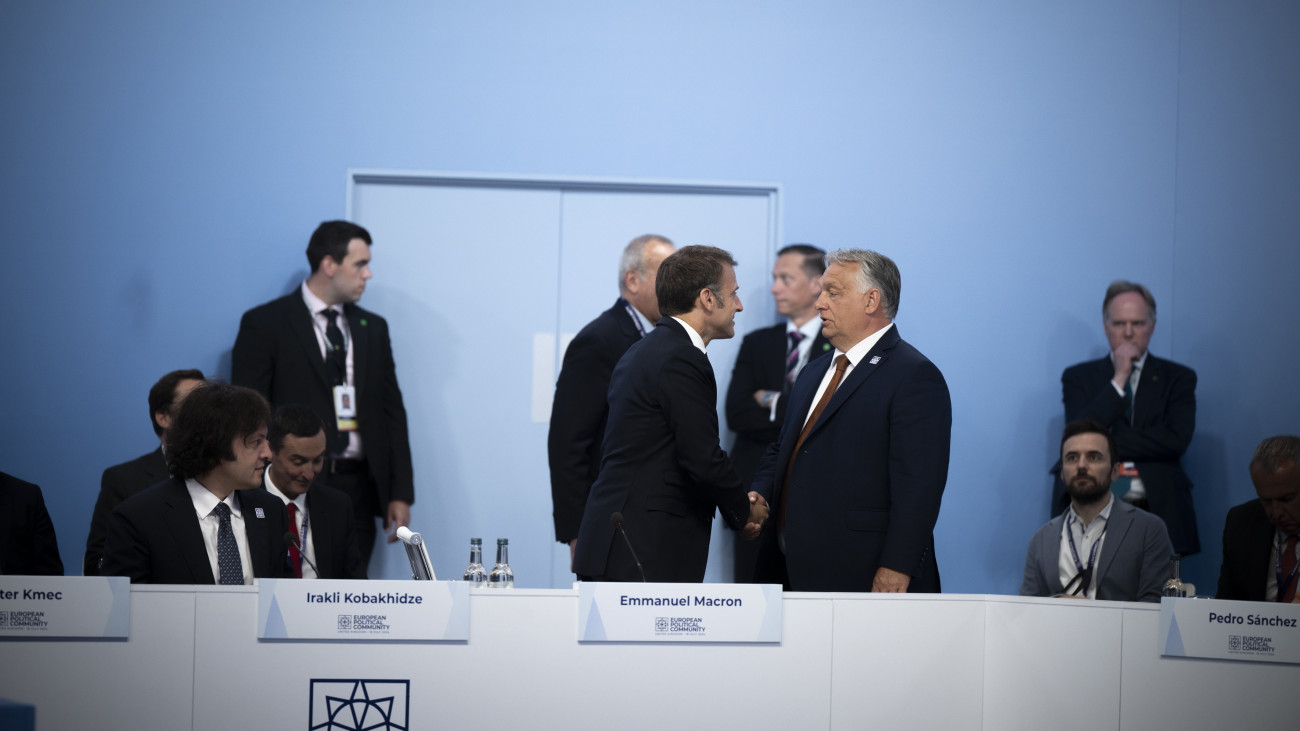 A Miniszterelnöki Sajtóiroda által közreadott képen Orbán Viktor miniszterelnök (elöl, j) kezet fog Emmanuel Macron francia államfővel az Európai Politikai Közösség (EPC) negyedik csúcstalálkozóján az angliai Oxford közelében lévő Blenheim-kastélyban 2024. július 18-án.