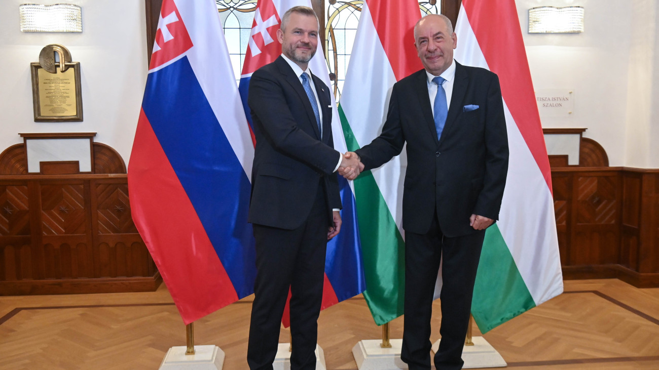 Sulyok Tamás köztársasági elnök (j) fogadja Peter Pellegrini szlovák államfőt (b) a Róheim-villában 2024. július 18-án.