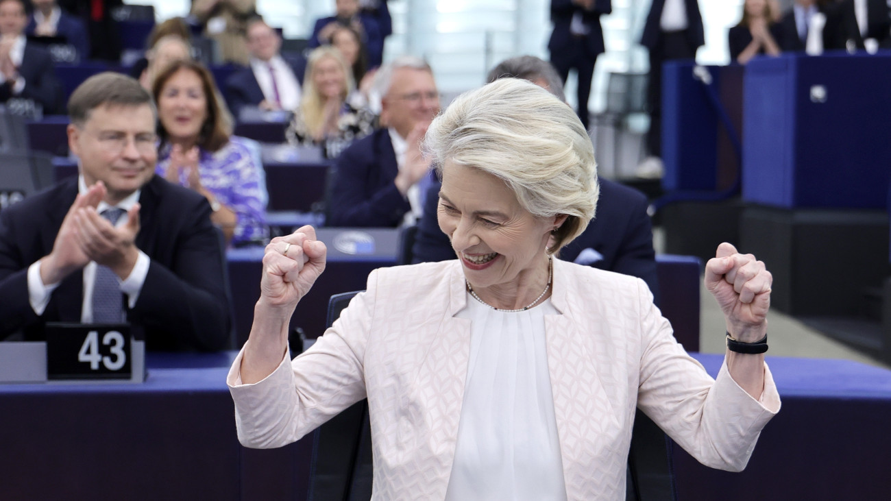 Ursula von der Leyen, az Európai Bizottságnak az Európai Néppárt (EPP) által jelölt eddigi elnöke ünnepel az újraválasztása után az Európai Parlament plenáris ülésén Strasbourgban 2024. július 18-án.