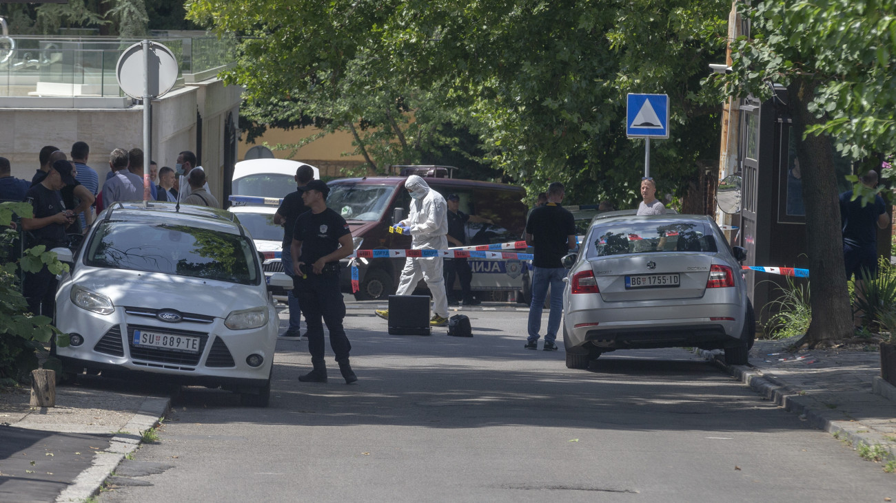 Rendőrök a belgrádi izraeli nagykövetségnél 2024. június 29-én, miután számszeríjjal sebesített meg egy, a nagykövetséget őrző szerb rendőrt egy támadó. Az elkövetőt a rendőr agyonlőtte.