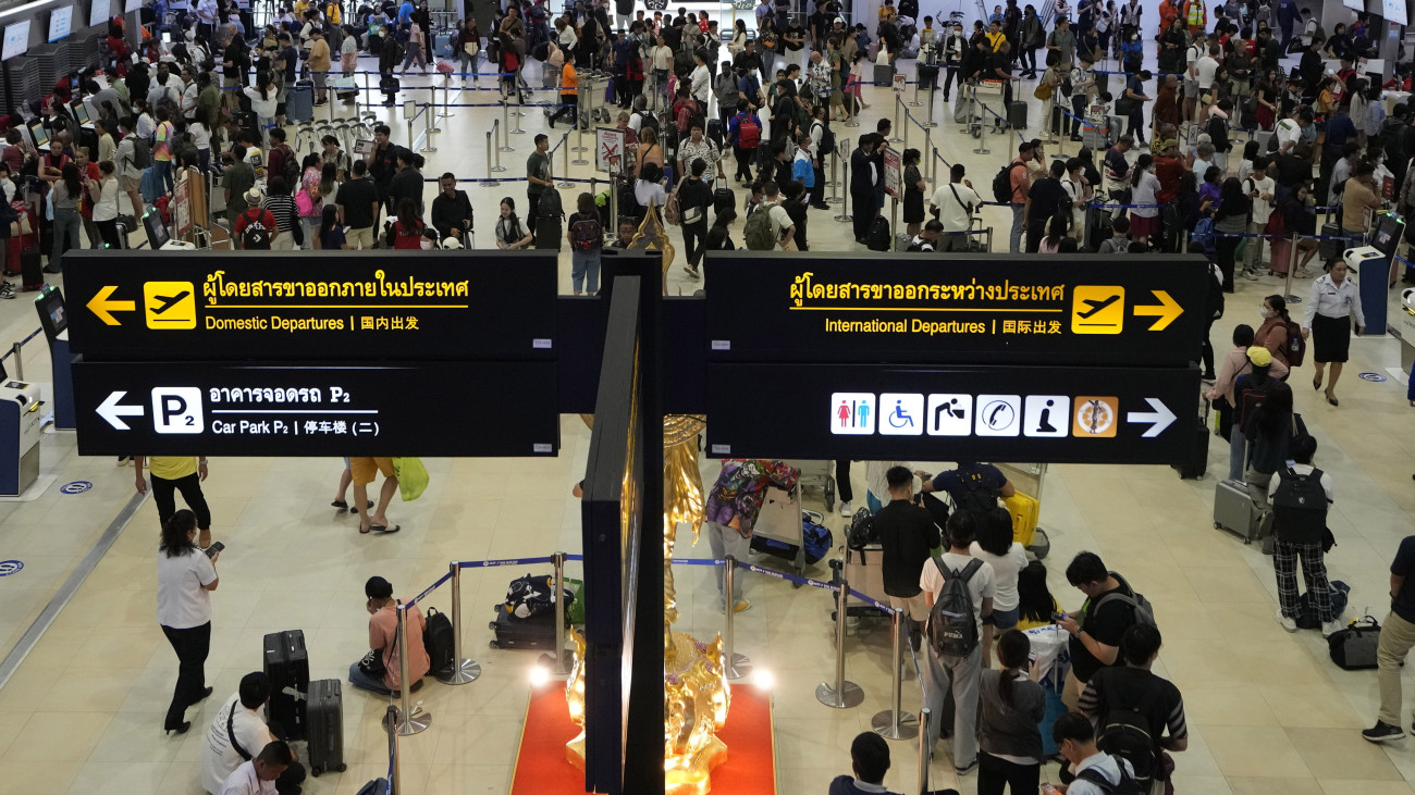 Jegykezelésre várakozó utasok a bangkoki Don Mueang Nemzetközi Repülőtéren 2024. július 19-én, amikor egyelőre tisztázatlan eredetű informatikai hiba akadályozza repülőterek, légitársaságok, vasutak, bankok, távközlési és médiavállalatok és más nagy rendszerek működését világszerte.