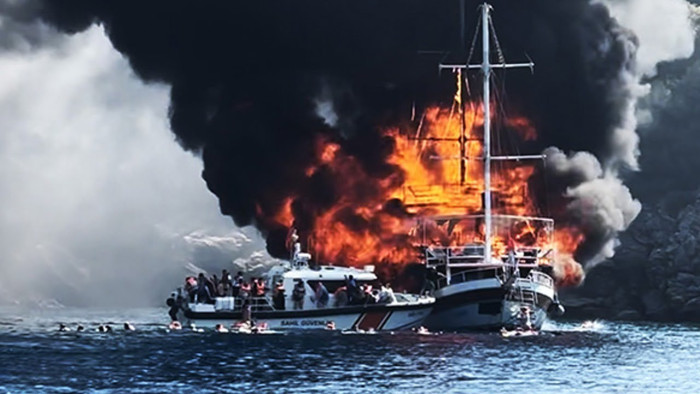 Hatalmas lángokkal égett a török kirándulóhajó - drámai felvételek
