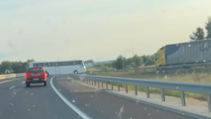 Döbbenetes mutatvány egy busztól az autópályán - videó
