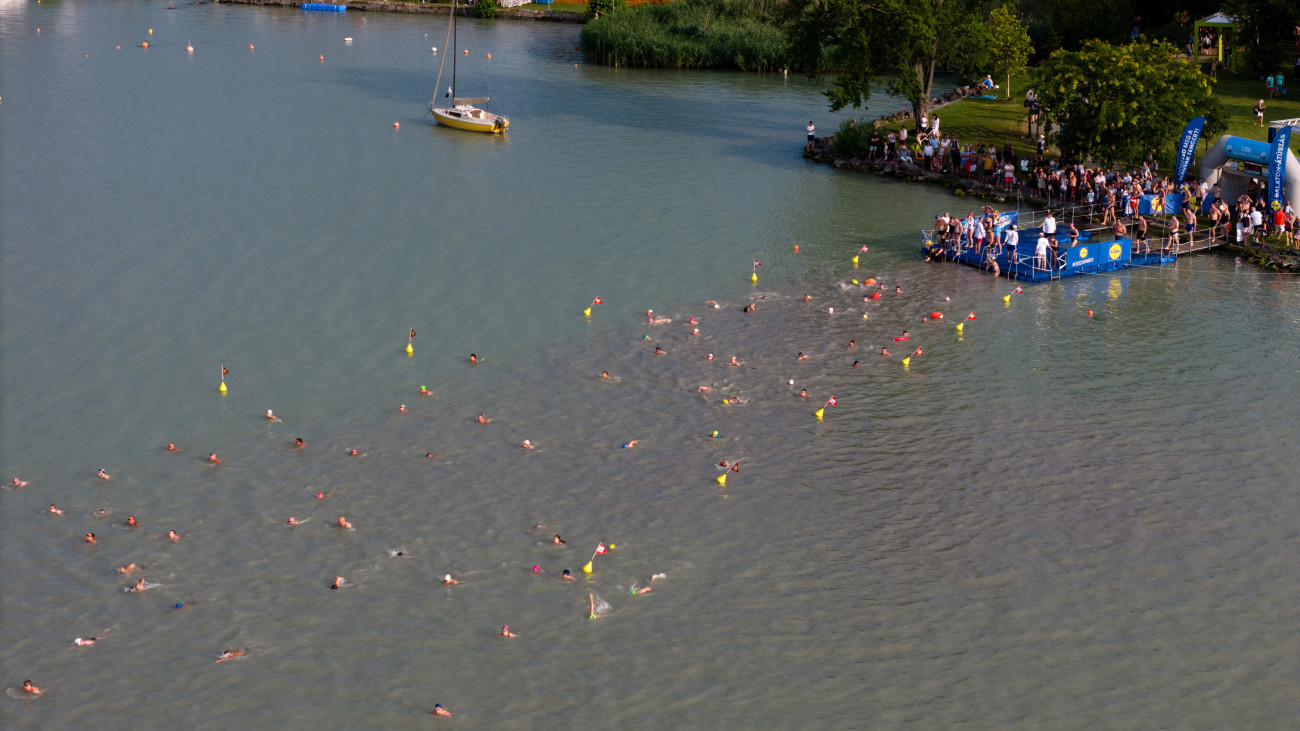 A drónnal készült felvételen a 42. Lidl Balaton-átúszás résztvevői kezdik meg az 5,2 kilométeres táv teljesítését Révfülöpnél 2024. július 21-én.