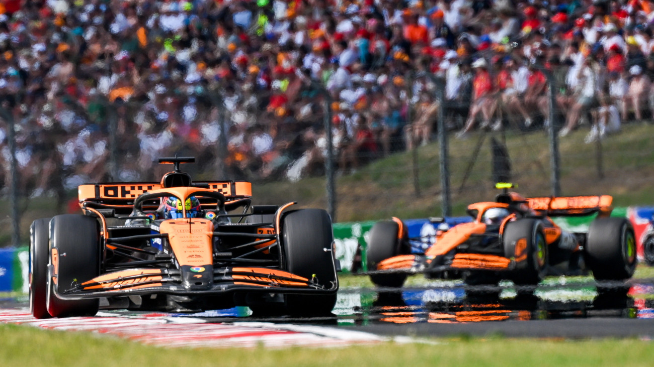 Oscar Piastri, a McLaren ausztrál versenyzője (b) és Lando Norris, a McLaren brit versenyzője a Forma-1-es Magyar Nagydíjon a mogyoródi Hungaroringen 2024. július 21-én.