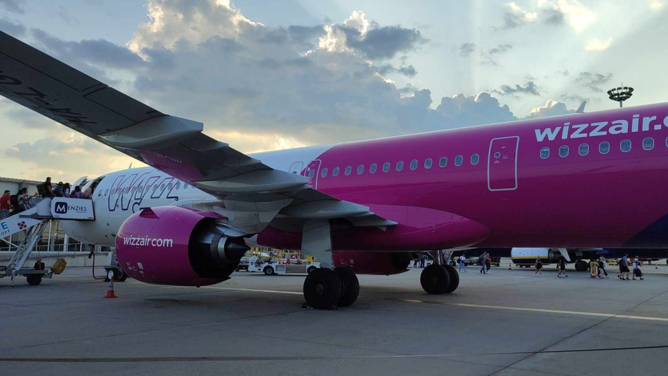 A WizzAir egyik járata, beszálló utasokkal. Forrás: Infostart / Szörényi Péter