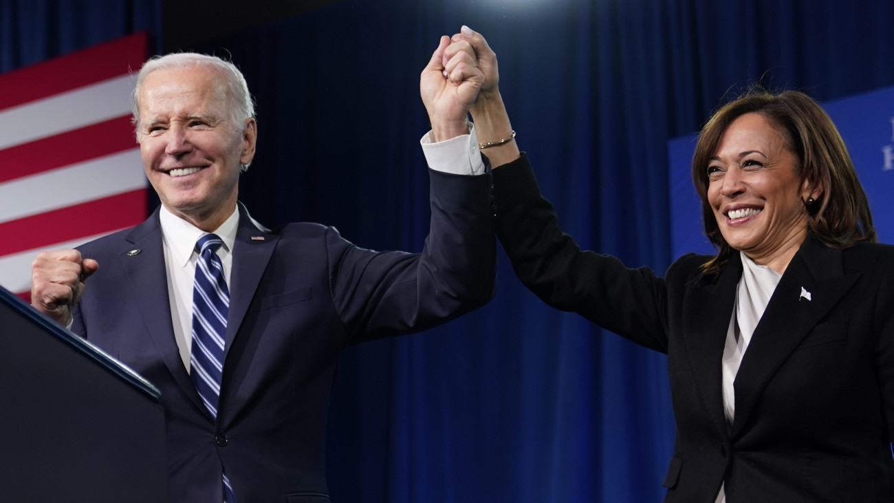 A 2023. február 3-i képen Joe Biden demokrata párti amerikai elnök (b) és Kamala Harris alelnök a Demokrata Nemzeti Bizottság téli találkozóján vesz részt Philadelphiában. Biden 2024. július 21-én bejelentette, hogy visszalép az elnökjelöltségtől, és támogatja Harris indulását Donald Trump előző elnökkel és republikánus elnökjelölttel szemben. Az elnökválasztást november 5-én tartják az Egyesült Államokban.