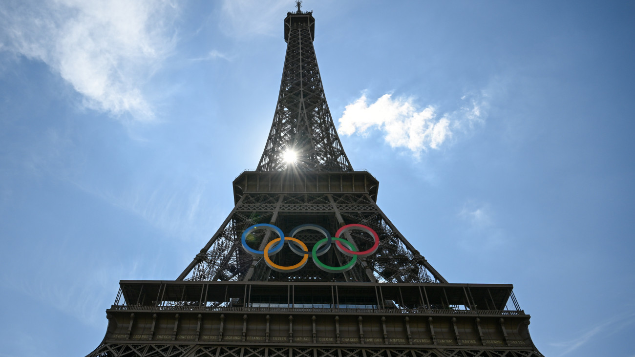 Az olimpiai ötkarikával feldíszített Eiffel-torony Párizsban 2024. július 18-án. A 2024-es olimpiát július 26. és augusztus 11. között rendezik a francia fővárosban.