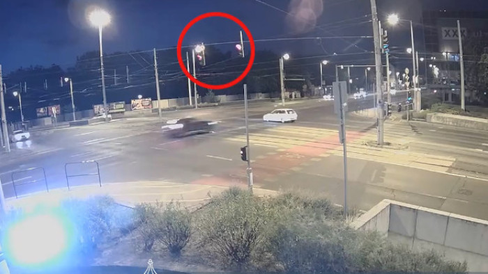 A piroson áthajtó Mercedes esélyt sem hagyott a Suzuki sofőrjének – videó